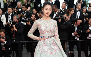 关晓彤零遮掩买早餐 与店员逗趣对话笑翻网友