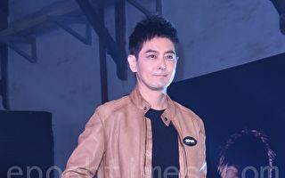 林志颖现身工地 举受伤右手自拍泄恢复状况