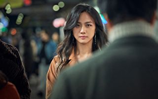 汤唯获韩年度最佳女演员 被奖杯上一段话感动