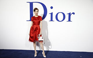 唐嫣被拦在微博之夜场外 未能领奖原因曝光