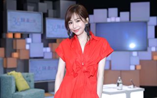 遭大陆主持人强拉外套 王心凌吓得脸色大变