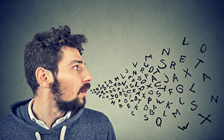 为什么有些人说话的口音会改变？