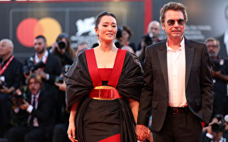 偕法国丈夫随马克龙访华 巩俐国籍问题引争议