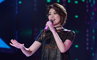 陈慧琳义卖8千件二手衣物 疯抢场面一度失控