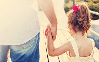 美喜剧作家谈育儿 分享他与女儿的有趣对话