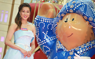 39岁钟嘉欣庆生 获4岁儿送“最佳妈妈”奖杯