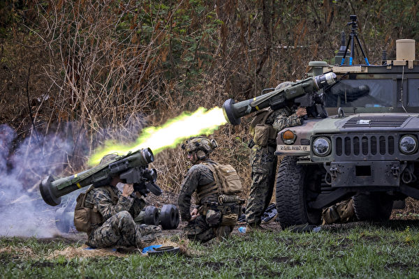 组图：美菲举行联合军演 展示反坦克作战能力