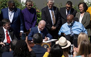 拜登签署行政令 扩大提供儿童护理的范围