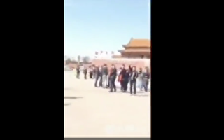 女子在天安门广场高呼“打倒共产党”