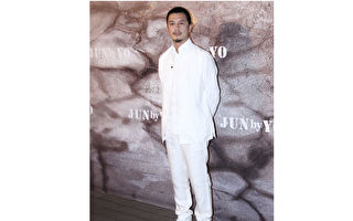 因欠债被限制高消费 李亚鹏搭机不成改乘火车