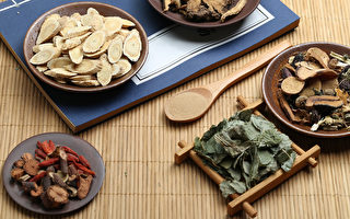 经前乳房胀痛与情绪改变，属于经前紧张综合症，中医怎么看？(Shutterstock)