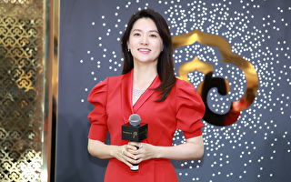 李英爱亮相代言活动 一度害羞拒做心心手势