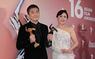 偕刘嘉玲与寿司师傅合照 梁朝伟现社交恐惧症