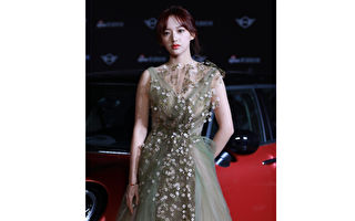 程潇跳跃摔伤 表演结束后倒地 全场傻眼