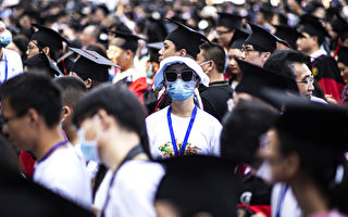 毕业即失业？大陆疯传另类垂头丧气毕业照