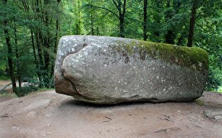 法国137吨重奇石可轻易摇动 让弱鸡变大力士