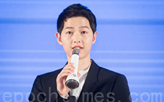 宋仲基宣布当爸 晒小手照甜喊“最珍贵礼物”