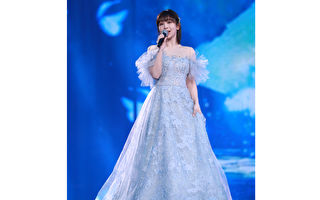 杨紫轻松举双脚过头顶 四肢柔韧度惊呆众人