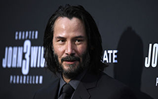 尊重女性 基努李维拍照伸“绅士手”获赞誉