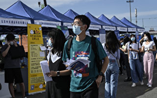 中国大学生晒垂头丧气毕业照 泄何种社会危机