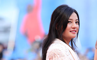 赵薇现身机场显憔悴 苦笑回应粉丝一句话