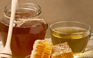 早晨空腹喝一杯加蜂蜜的白开水，能够加强肠胃蠕动，帮助身体排毒。(Shutterstock)