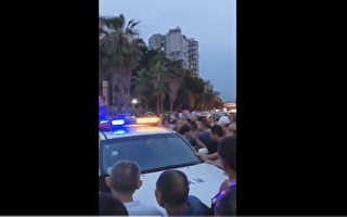 四川内江城管与小贩起冲突 一度被民众围困