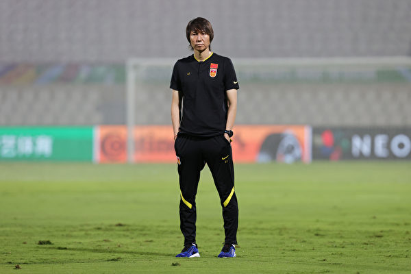 李铁现状曝光：睡大通铺 白天干活晚上值班