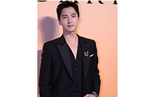 杨洋拍切菜戏切到手背 众人看到伤口傻眼