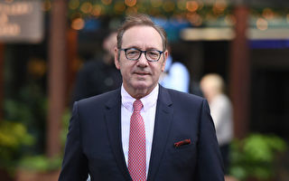 9项性犯罪指控无罪 影帝凯文史贝西当庭落泪