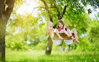 英国姊妹转生原父母的双胞胎女儿 再续前缘