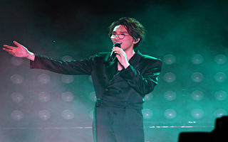 台上谢幕时踉跄摔倒 57岁林志炫爬起拎鞋跑