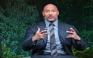 格斗选手穷到睡健身房 巨石强森送他一栋房