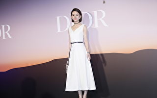 当妈4年首晒母子合照 赵丽颖被儿子搂着自拍