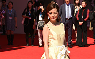 遭封杀被消失2年 赵薇晒佛像照首次公开行踪