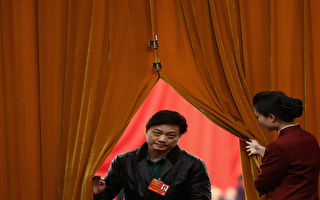 前央视名嘴崔永元摆摊卖字画 憔悴模样曝光