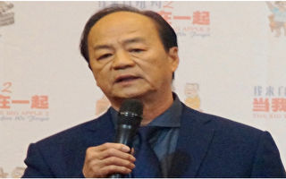 77岁狄龙车祸后首露面 精神奕奕为孙子庆生