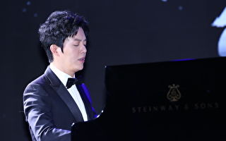 因嫖娼遭封杀 李云迪首现身国外街头喝咖啡