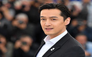 悲观发文后帅气现身 胡歌与梁朝伟合照露灿笑