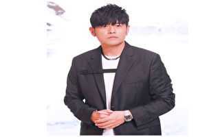 周杰伦天津开唱发生意外 困于旋转球呕吐摔伤