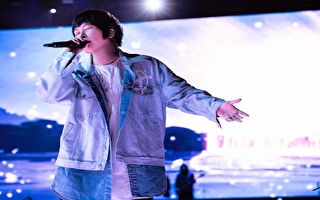 带吸氧装置西安开唱 五月天阿信憔悴模样曝光