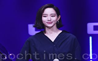 张钧甯请机上乘客小声 得知对方身份后超尴尬