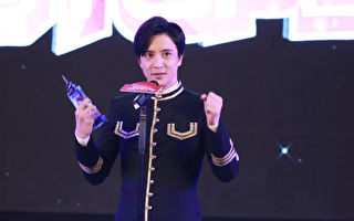 薛之谦赶演唱会被困高铁 一句话让站务员秒拆门