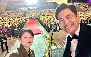 周润发获颁亚洲电影人奖 与全场5千观众自拍