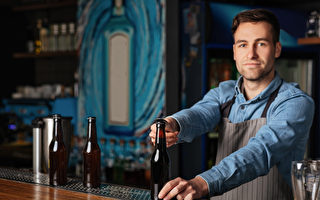 开酒瓶的9种方法 没有开瓶器时就这样用