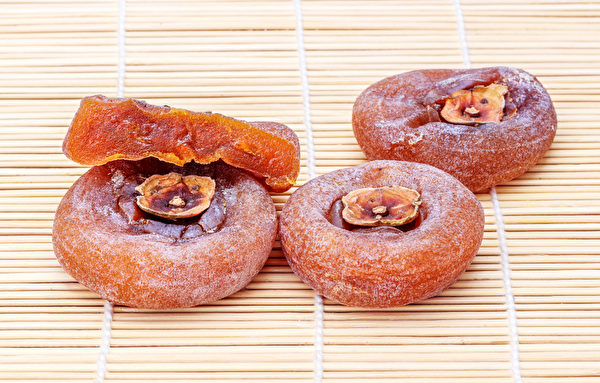 柿子含高量维生素A和C，晒干后做成的柿饼是许多人喜爱的甜点。