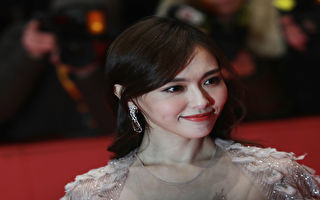 唐嫣片场受伤紧急送医 拄拐杖行走画面曝光