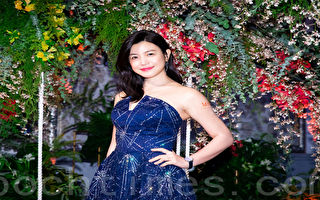 陈妍希演唱踩到裙䙓 跌坐舞台阶梯吓坏众人