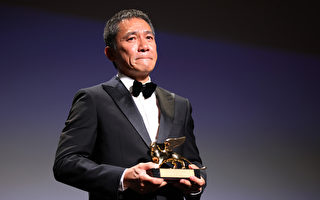 梁朝伟观赏演唱会 被拍到社交恐惧小细节