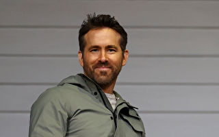 澳洲网红逛夜市被当“死侍” 网问穿西装不热吗